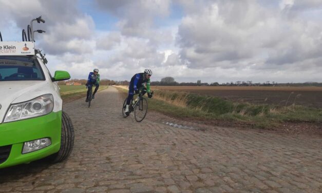 Junioren trainen op de kasseien van Zeeuws-Vlaanderen