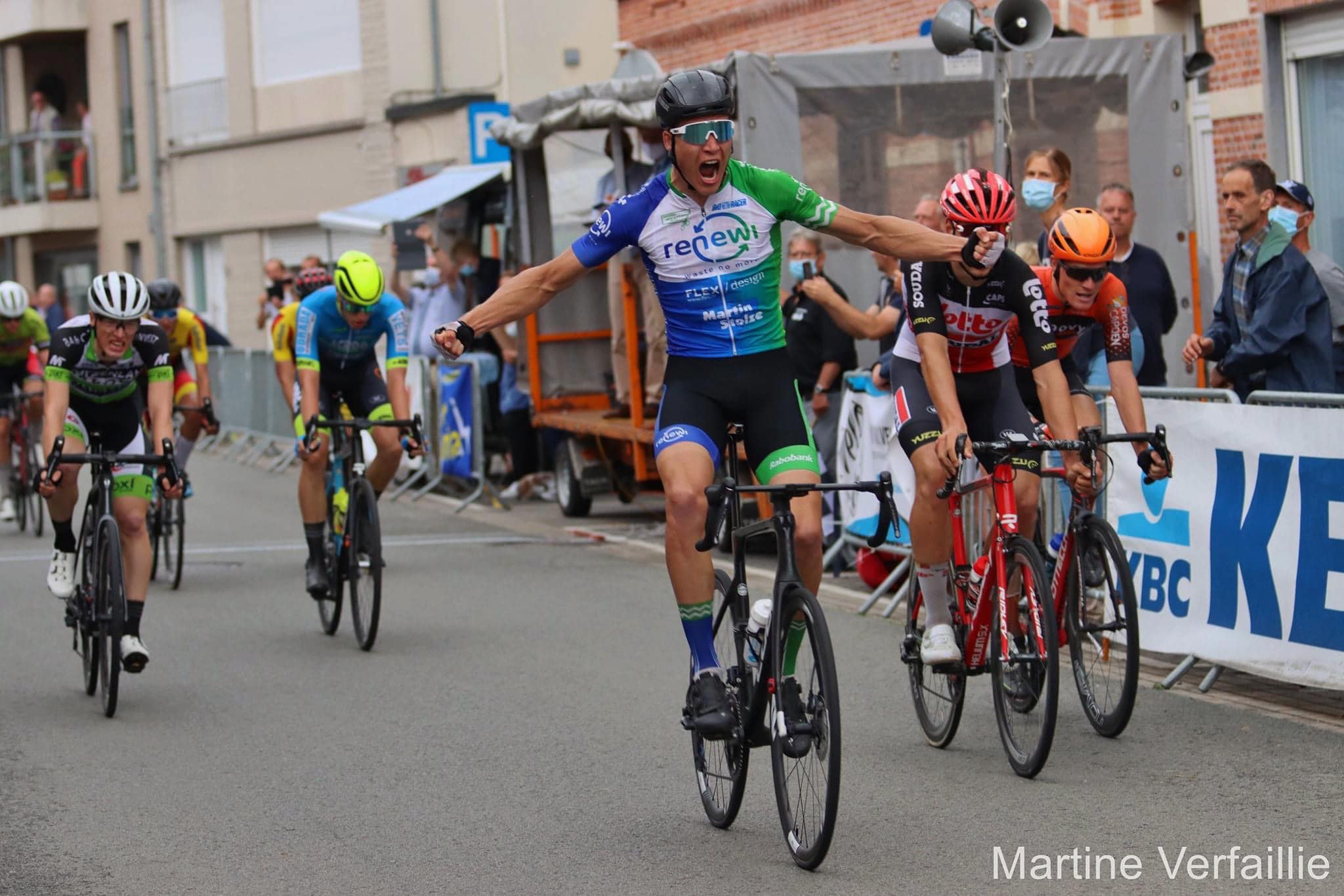 LUKE VERBURG PAKT DE WINST IN RUISELEDE!