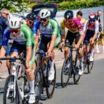 Yorick van Velthoven en Nick Brabander (E/B) aan de start tussen de professionals in Wateringen