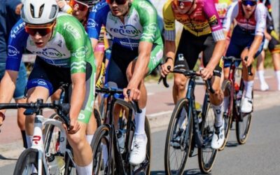 Yorick van Velthoven en Nick Brabander (E/B) aan de start tussen de professionals in Wateringen